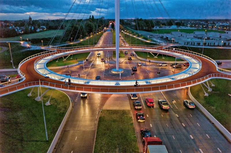 Illustration for article titled London's New Bridge For Pedestrians Solves a Common Problem With Clever Engineering